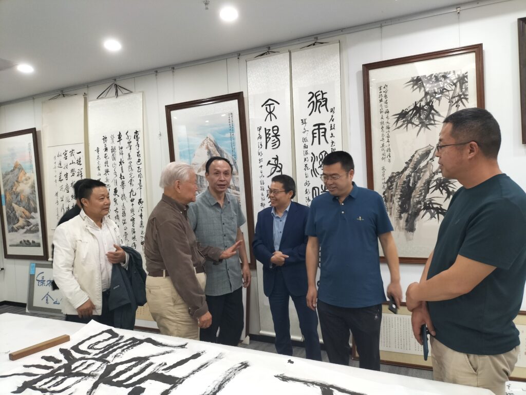 四川省通俗文艺研究会组织参观诗书画展；主管领导、原副省长韩邦彦先生出席！