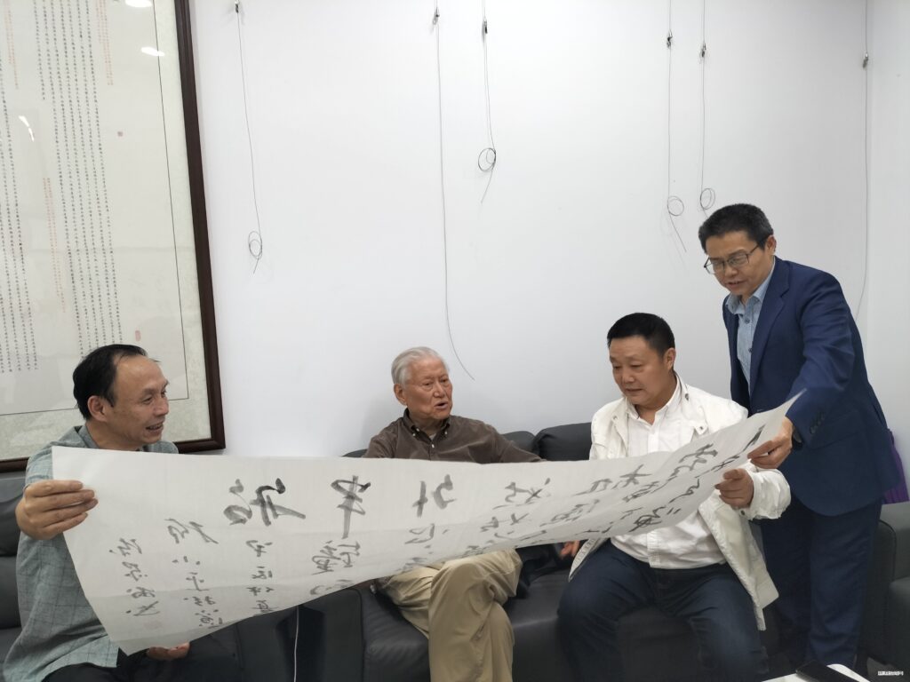 四川省通俗文艺研究会组织参观诗书画展；主管领导、原副省长韩邦彦先生出席！