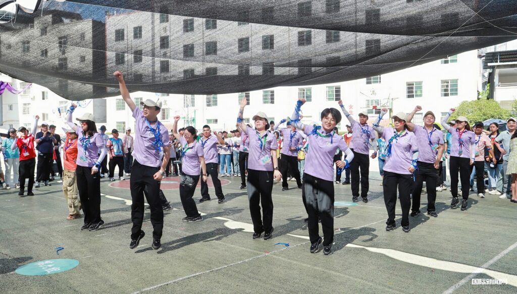 成都市慈善总会天天爱心公益基金&LF120龙跃队在安岳县兴隆初级中学开展成长手拉手健康公益活动