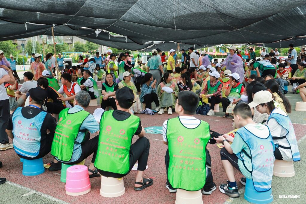 成都市慈善总会天天爱心公益基金&LF120龙跃队在安岳县兴隆初级中学开展成长手拉手健康公益活动